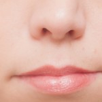 鼻の下の白ニキビはストレス・ホルモンバランスから治す